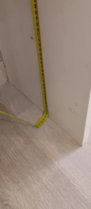 Mueble de ordenador  de DM lacado en blanco roto