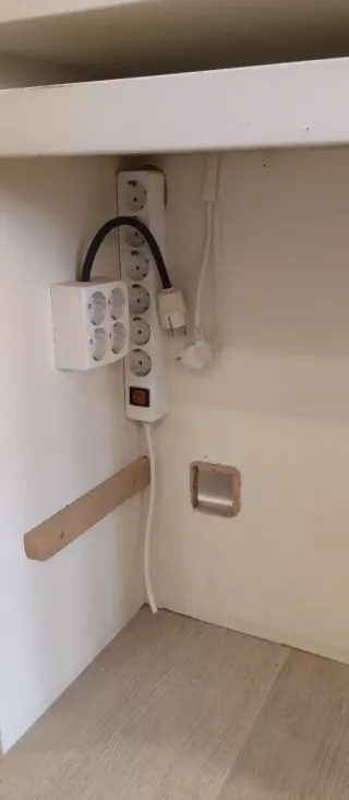 Mueble de ordenador  de DM lacado en blanco roto