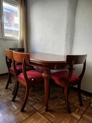 Mesa comedor y 4 sillas tapizadas