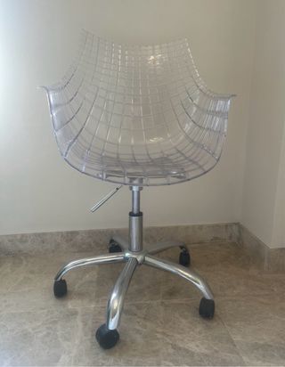 Silla de diseño transparente con base cromada