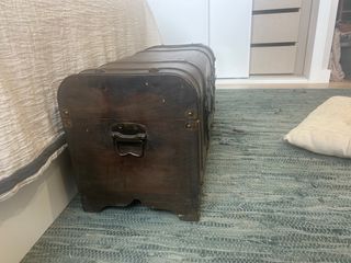 Baúl de madera y cuero