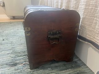 Baúl de madera y cuero