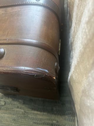 Baúl de madera y cuero