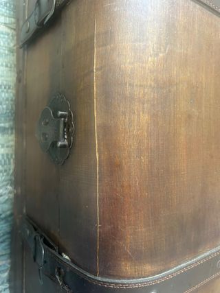 Baúl de madera y cuero