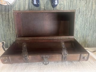 Baúl de madera y cuero