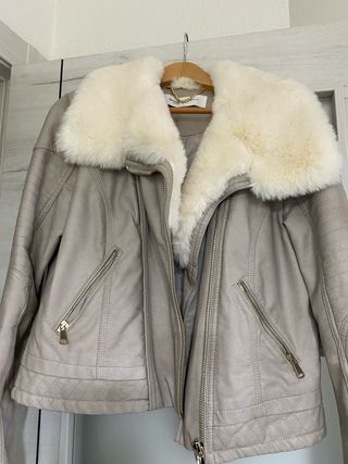 Cazadora polipiel beige con cuello pelo