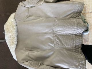 Cazadora polipiel beige con cuello pelo