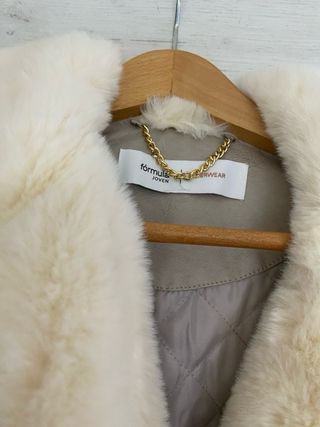 Cazadora polipiel beige con cuello pelo