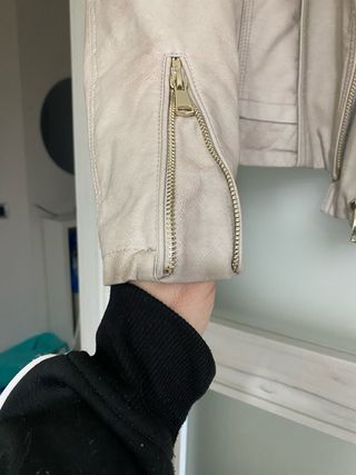 Cazadora polipiel beige con cuello pelo