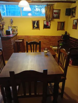 Mesa de madera rustica extensible con 4 sillas