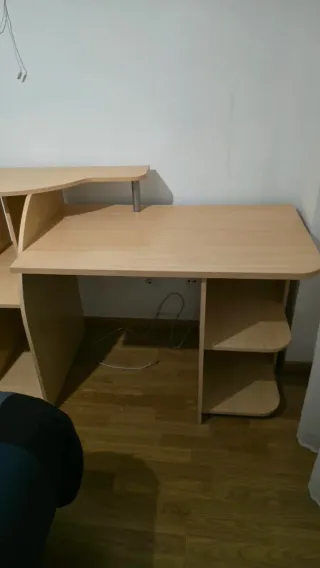 Mesa escritorio madera con estanterías