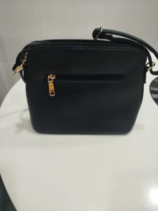 Bolso negro con detalle dorado