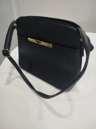 Bolso negro con detalle dorado