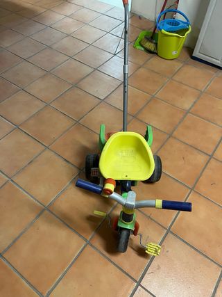 Triciclo infantil con empujador