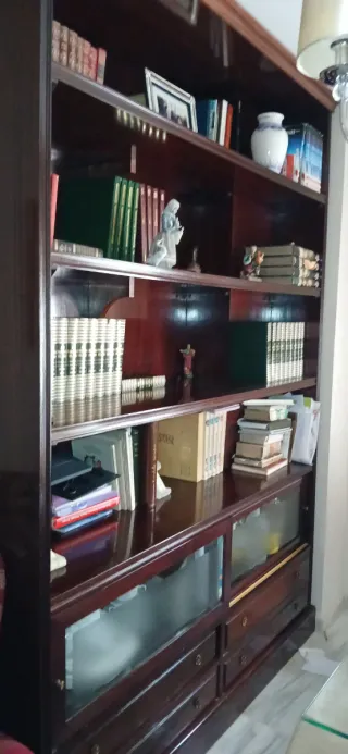 Estantería de madera caoba con cristal