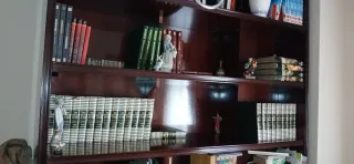 Estantería de madera caoba con cristal