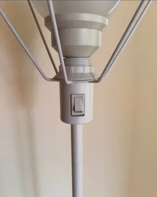 Lámpara de pie geométrica blanca