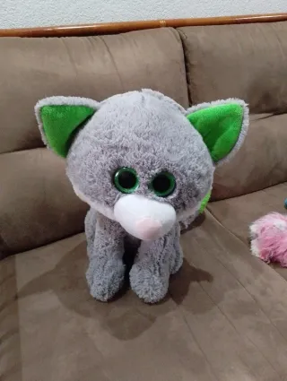 Peluche gato gris ojos verdes