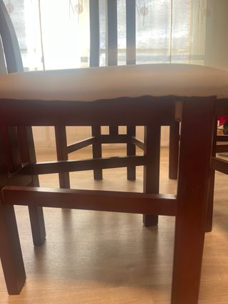 Sillas de madera y cuero