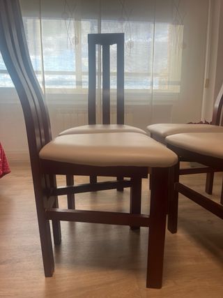 Sillas de madera y cuero