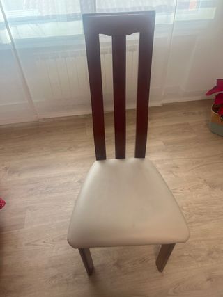 Sillas de madera y cuero