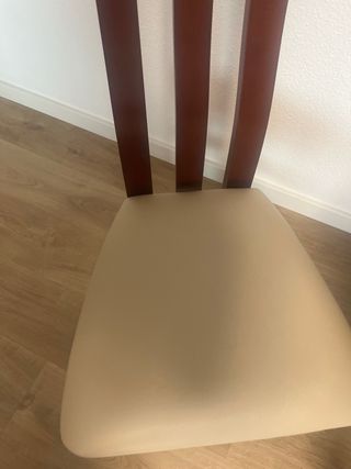 Sillas de madera y cuero