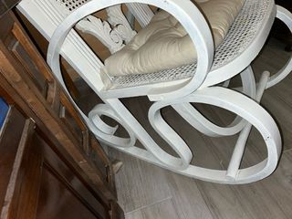 Mecedora de madera con asiento de ratán.
