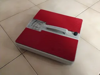 Bilancia vintage analogica rossa