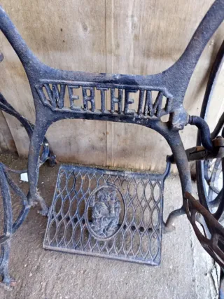 Pie de máquina de coser de hierro fundido