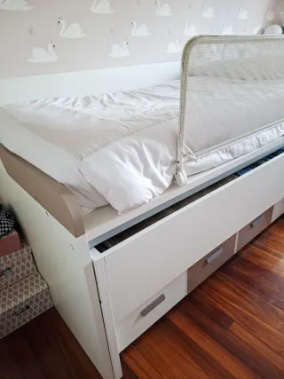 Cama infantil con cajones,escritorio y cómoda.