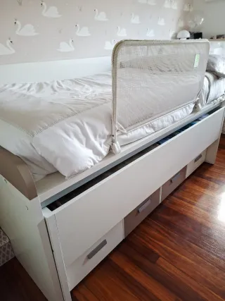 Cama infantil con cajones,escritorio y cómoda.