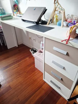 Cama infantil con cajones,escritorio y cómoda.