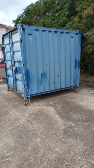 Contenedor azul pequeño con ruedas