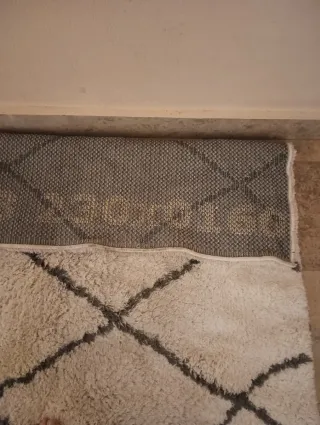 Alfombra grande gris y blanca