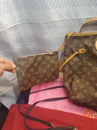 Bolsos Louis Vuitton y Prada