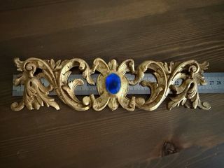 Relieve decorativo barroco con gema azul