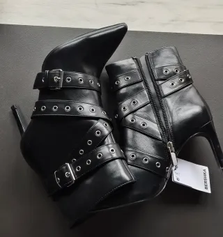 Botines Bershka hebillas negros. Nuevos. Tacón 8cm