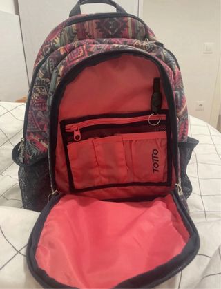 Mochila Totto con estampado multicolor.