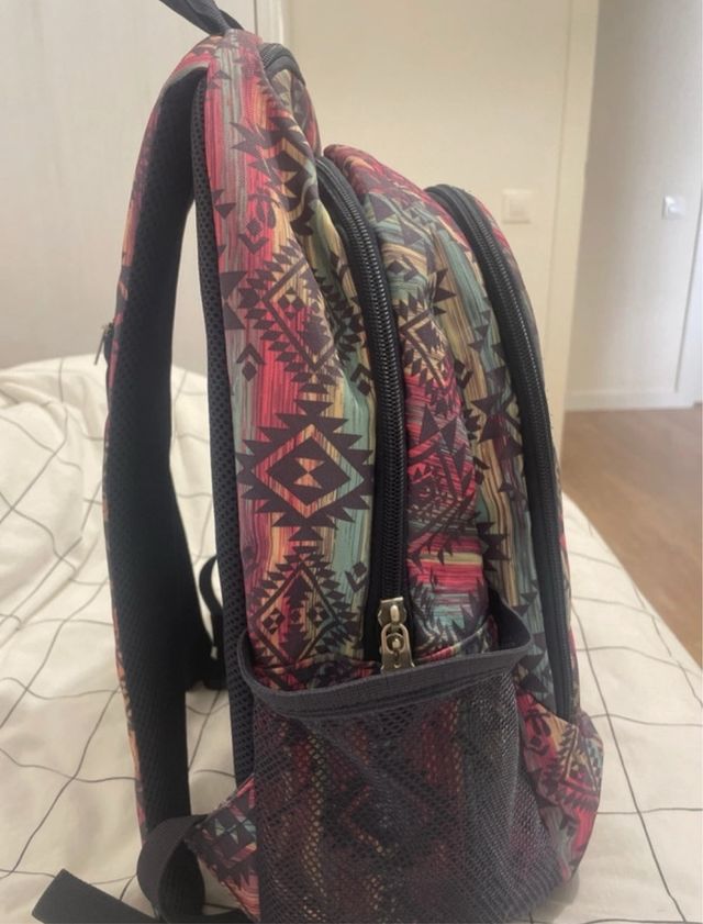 Mochila Totto con estampado multicolor.