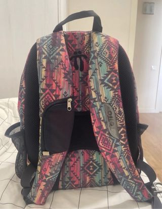 Mochila Totto con estampado multicolor.