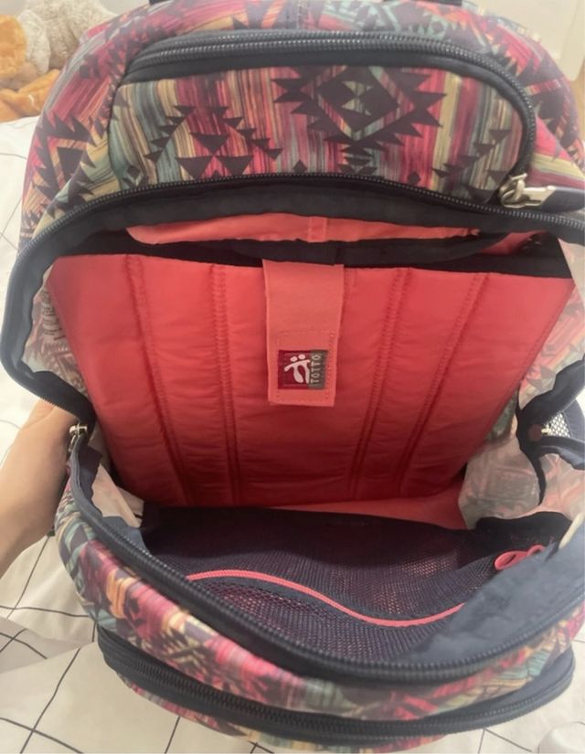 Mochila Totto con estampado multicolor.