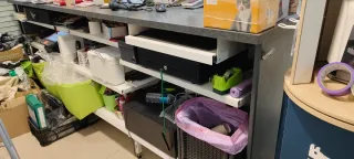 Mostrador panelado con ganchos y baldas