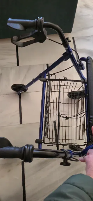 Andador azul con asiento y ruedas