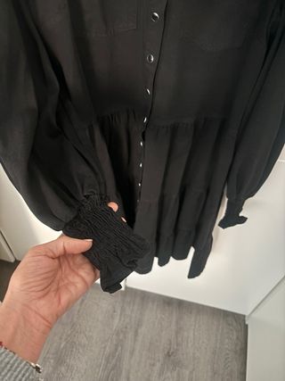 Vestido negro con volantes