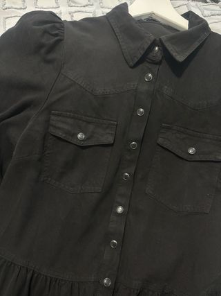 Vestido negro con volantes