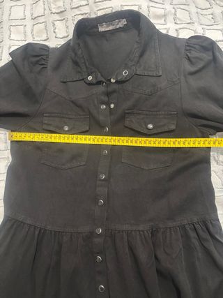 Vestido negro con volantes