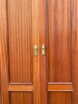Puertas y altillos de armario de madera maciza