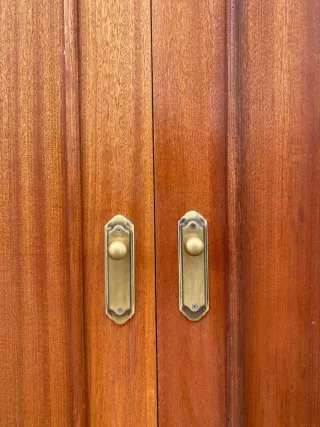 Puertas y altillos de armario de madera maciza