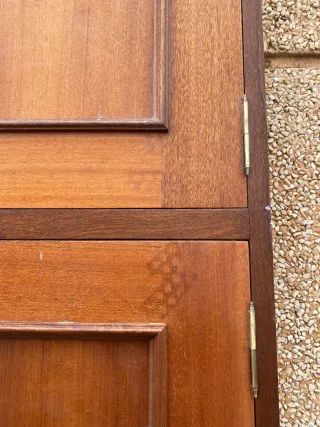 Puertas y altillos de armario de madera maciza