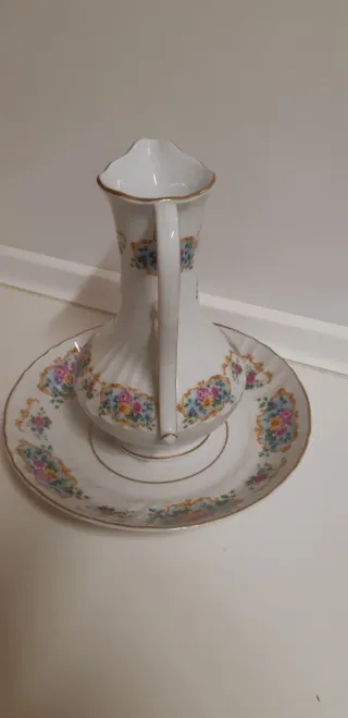 Jarra Aguamanil y palangana de porcelana decorada